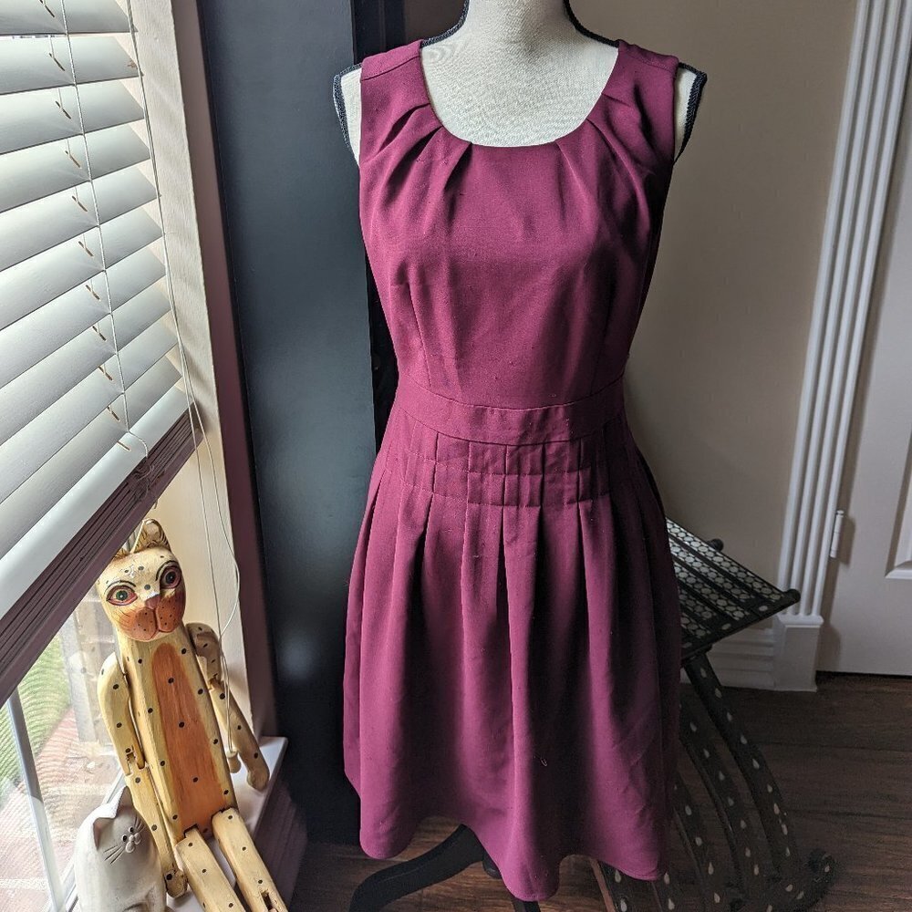 Banana Republic Women's Size 4 Maroon Sleeveless Dress Waist and Shoulder Detail